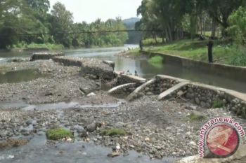 Petani OKU bangun bendungan secara tradisional