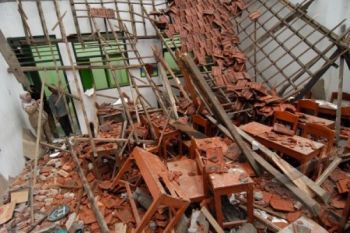 Atap Sekolah Ambruk, Kegiatan Belajar Dialihkan ke Musala