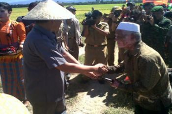 Pemkab Kolaka Bagikan 143 Traktor Tangan