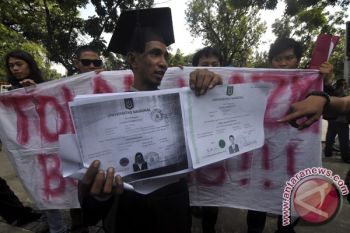 Anggota Komisi II DPR RI Bantah Telah Memalsukan Gelar Doktor