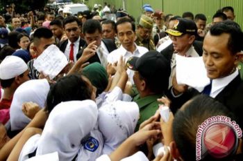 Ketika Presiden Jokowi Bagi-Bagi Bendera