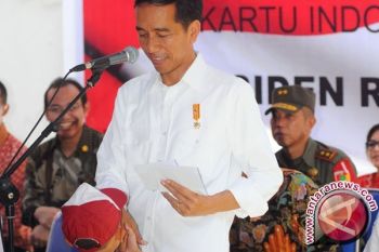 Presiden Jokowi Bagikan Kartu "Sakti" Di Pedalaman Sanggau