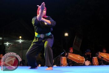 Pesilat wanita &amp;quot;Mak Awul&amp;quot;