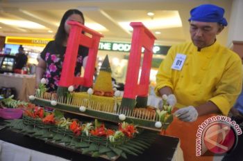 Tumpeng bentuk jembatan Ampera curi perhatian pengunjung mall
