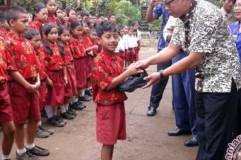 Ritel Bantu Sepatu Sekolah Marginal Pekanbaru