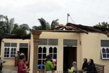  Warga Benahi Rumah Rusak Akibat Angin Kencang
