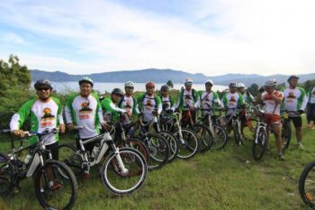 Komunitas Sepeda Internasional Keliling Alam Samosir