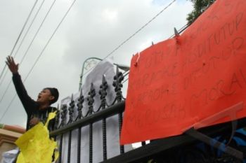Warga Kudus Demo Tolak Tempat Karaoke
