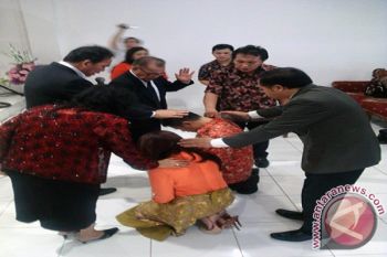 Harley Mangindaan dan nyonya dapat tumpangan tangan di GKMI  