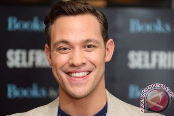 Will Young puncaki tangga album Inggris