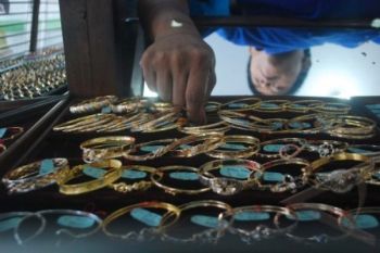 Harga Turun, Penjualan Perhiasan Emas Masih Stabil