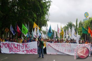 Ratusan Mahasiswa Aliansi BEM-SI Unjuk Rasa