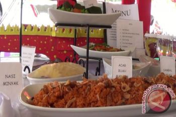 Tradisi "Nasi Minyak" ditampilkan pada festival kuliner