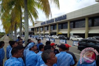 Sopir Taksi Hang Nadim Mogok Penumpang Terlantar