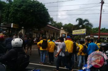 Aktivis Mahasiswa Bentrok dengan Polisi Tanjungpinang
