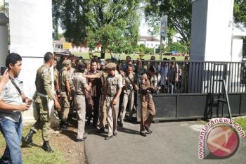 Satpol PP bongkar paksa segel gedung DPRD