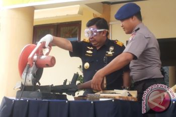 Senpi Pegawai Kantor Bea Cukai Sampit Dimusnahkan 