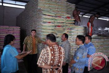 Wawali Harley Mangindaan pimpin tim periksa gudang Sembako