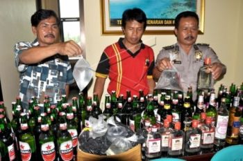 Kelabui Aparat, Pedagang Sembunyikan Miras di Mesin Fotokopi