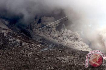 Isteri Menteri Kabinet Kerja Salurkan Bantuan Sinabung