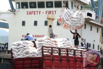 12 Truk Beras Dikerahkan Bulog Sambut Ramadhan