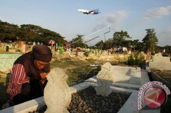Jelang Ramadhan pemakaman umum dipadati peziarah kubur