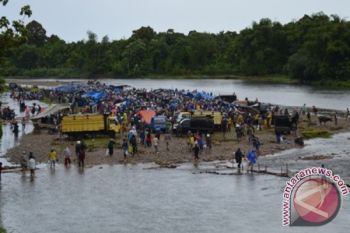 Masyarakat Beli Daging di Bantaran Sungai