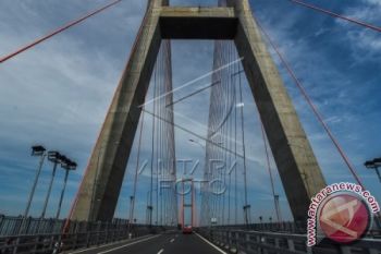Senator: Truk Sembako Seharusnya Gratis Lintasi Suramadu