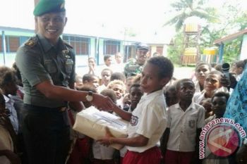Kodim 1707/Merauke serahkan bantuan alat tulis