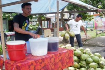 Pedagang es kelapa muda kesulitan bahan baku