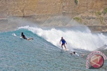 Wisatawan jepang tewas ketika berselancar di Pantai Gerupuk