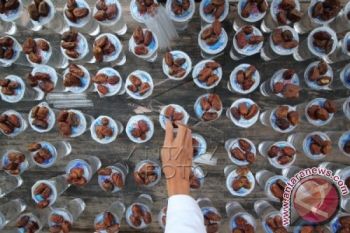 Berkostum Gatotkaca, Anggota Denpom Surakarta Bagikan Takjil