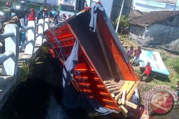 Truk Bermuatan Sengon Masuk Sungai di Jember
