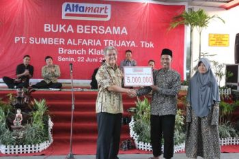  Alfamart Buka Puasa Bersama 40 Anak Yatim 