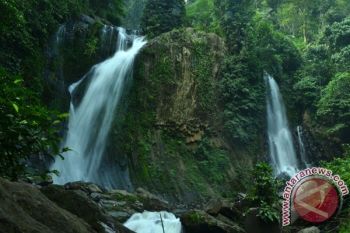 Mengejar pelangi di Air Terjun Ulubelu Tanggamus 
