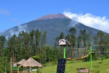 "Perang Buah" Ramaikan Festival Gunung Slamet