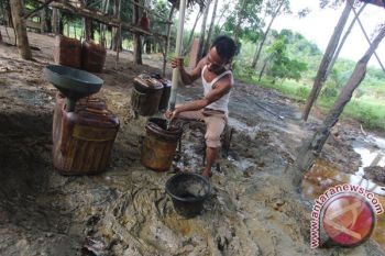 Minyak Turun Akibat Krisis Yunani dan Stok AS Naik
