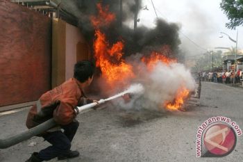 Diduga Korsleting, Sebuah Angkot Ludes Terbakar di Semarang