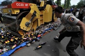 Ribuan Botol Miras Dimusnahkan Polres Cilacap