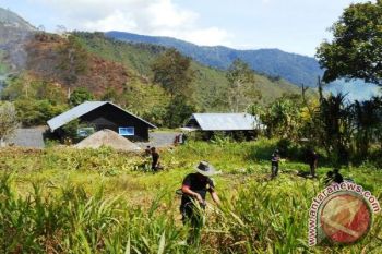 Polisi Puncak Jaya bersih-bersih lingkungan gereja