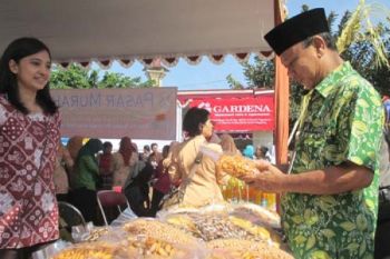 Ratusan Paket Sembako Gratis untuk Warga Miskin