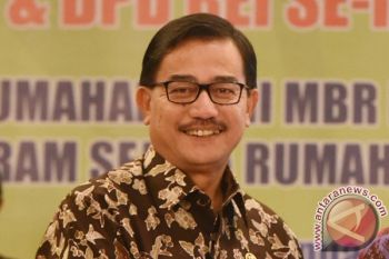Menteri Agraria Serahkan 35 Sertifikat Tanah Wakaf