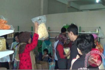 Pabrik kue Sianjur diserbu pembeli