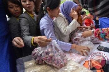 Jelang Lebaran, Warga Antusias Belanja Sembako di Pasar Murah
