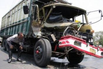 Tabrakan Tiga Truk di Temanggung Seorang Tewas
