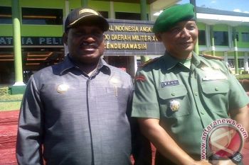Bupati Puncak sambangi Posko Pencarian Pesawat Caribou 