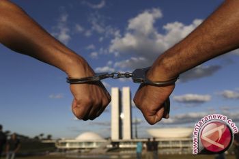 Penahanan 12 orang tersangka peristiwa mei ditangguhkan