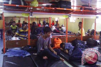 Calon Pemudik Tidur Di Pinggir Jalan Sekitar Pelabuhan 