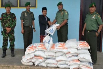 Korem 174/ATW salurkan bansos untuk sembilan ponpes