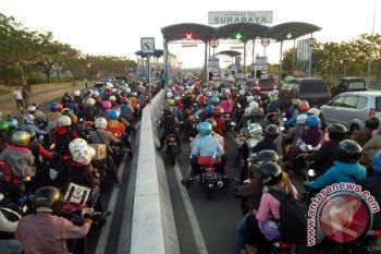 Antrean Pemudik Lintasi Suramadu Capai Ratusan Meter